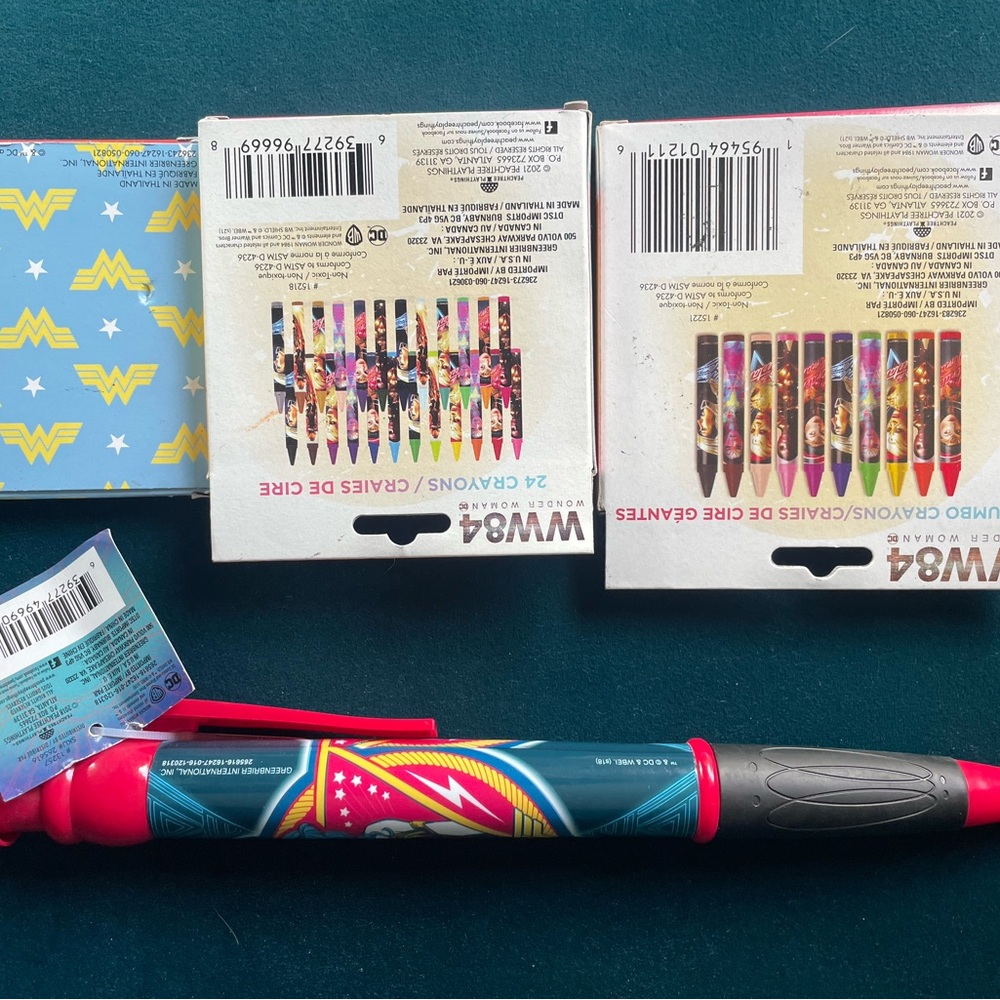 Wonder Woman 1984 Gal Gadot crayon + oversized pen lot